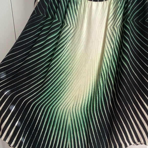 Cold Shoulder Silk flows pattern blouse - Picture 4 of 8